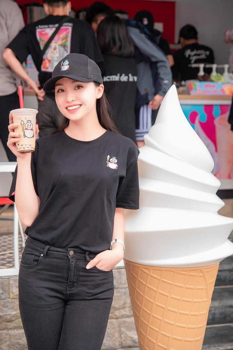 Áo thun đồng phục Mixue đơn giản với màu đen làm chủ đạo