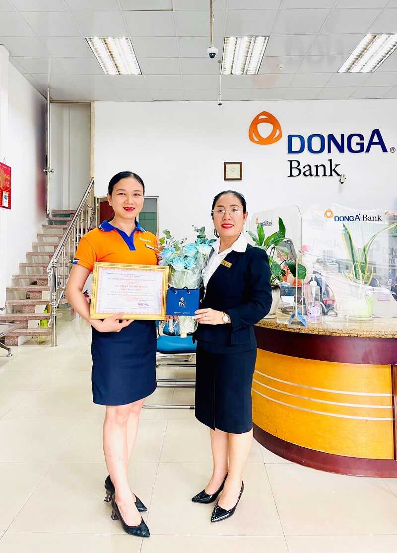 Đồng phục vest Đông Á Bank đơn giản mà thanh lịch