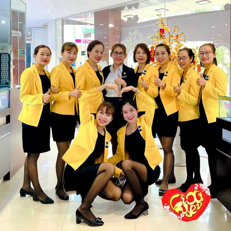 Tổng hợp 3+ mẫu đồng phục PNJ sắc vàng “phú quý”