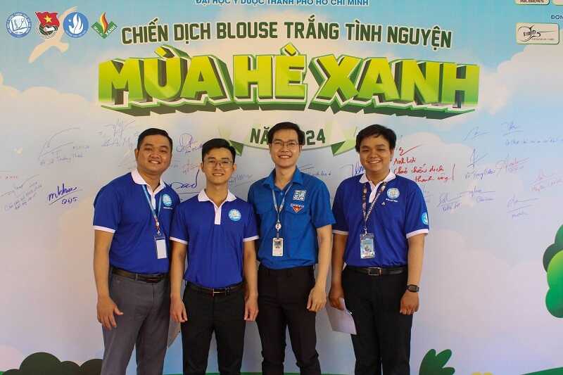 Áo đoàn đồng phục UMP màu xanh dương rất bắt mắt