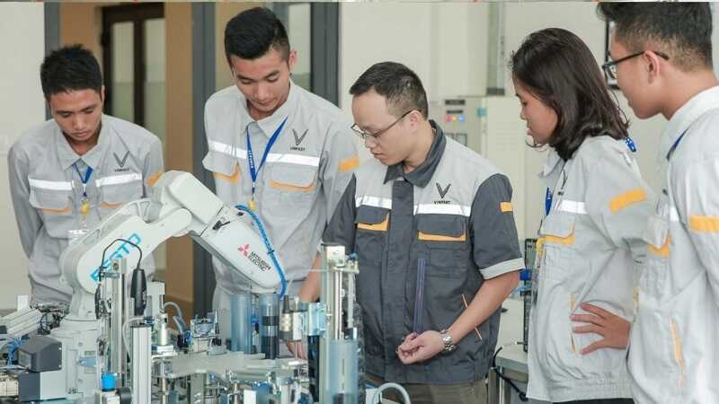 Đồ bảo hộ lao động dành cho kỹ sư nhà máy Vinfast