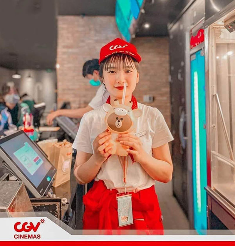 Logo trên đồng phục CGV được thiết kế theo phong cách đơn giản