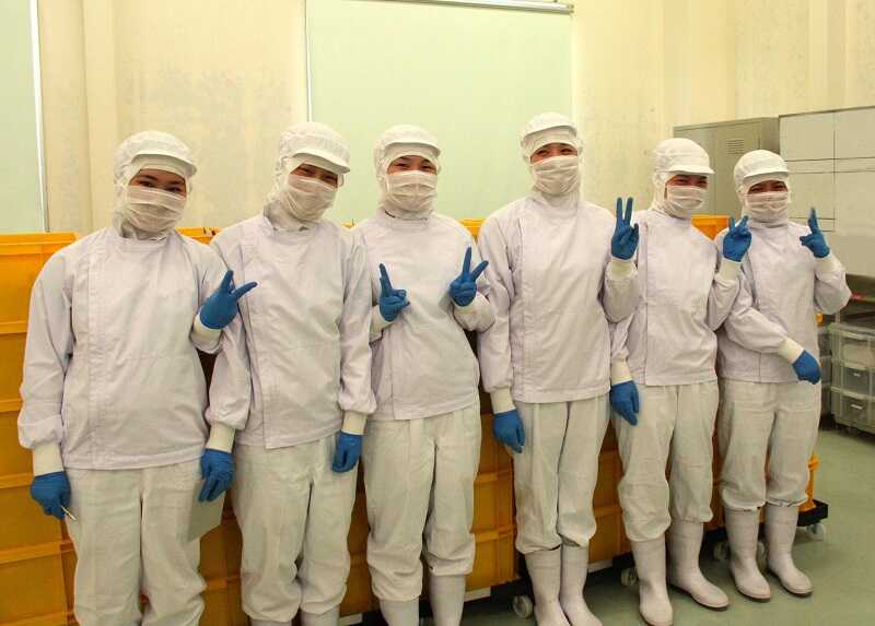 Đồng phục ngành thực phẩm sử dụng màu trắng đảm bảo vệ sinh