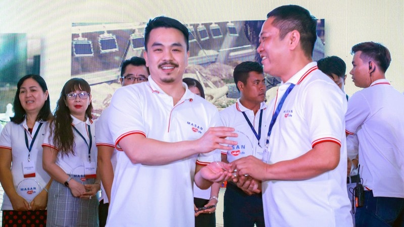 Áo polo trắng là mẫu đồng phục tập đoàn Masan năng động