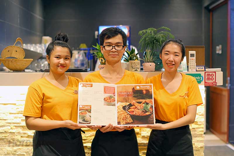Áo thun đồng phục và tạp dề ThaiExpress màu vàng