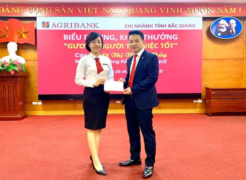 Đồng phục Agribank thanh lịch với quần âu và chân váy đen