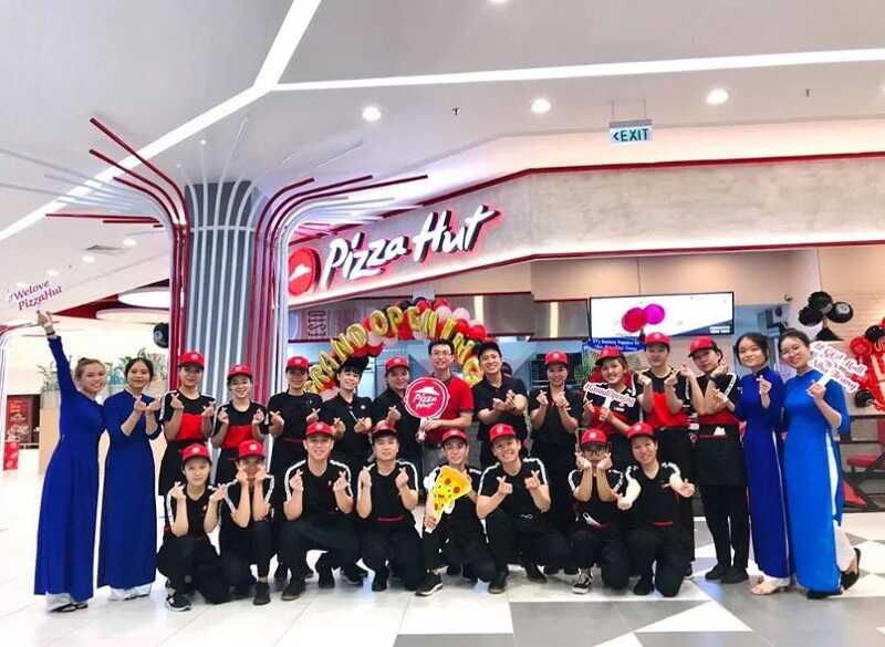 Mặc đồng phục nhà hàng Pizza Hut giúp gắn kết đội ngũ nhân viên