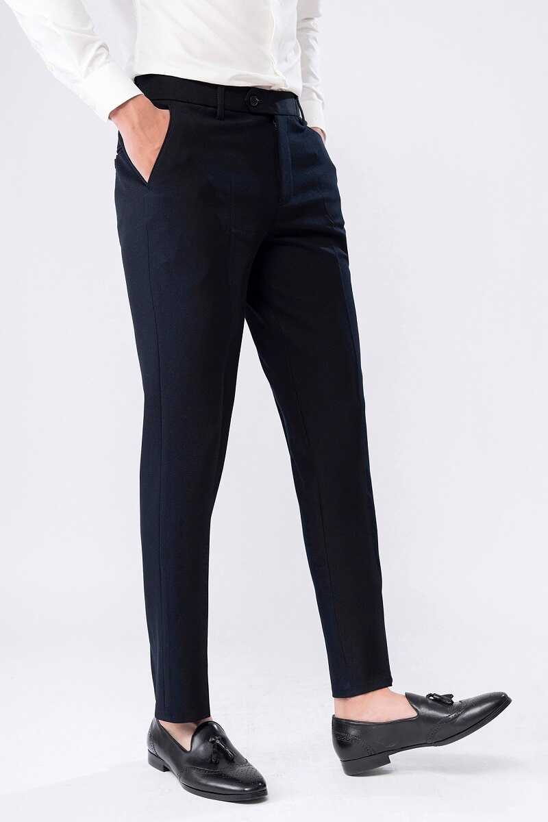 Quần tây là đồng phục phổ biến cho nhân viên quán cà phê Milano Coffee