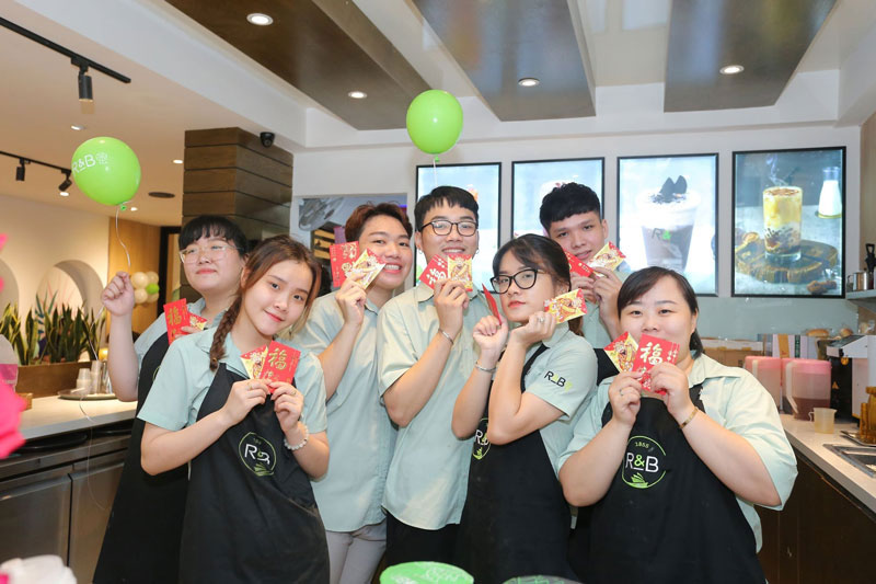 Top 3+ mẫu đồng phục trà sữa R&B độc đáo tạo nên sức hút thương hiệu