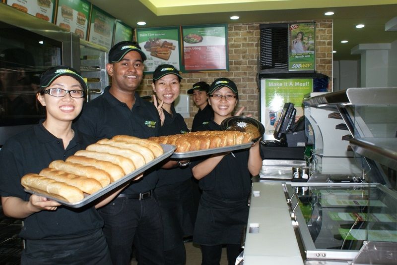 Áo polo đen đồng phục nhà hàng Subway