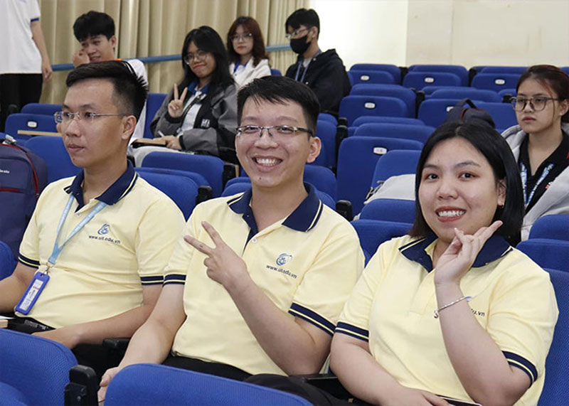 Áo thun có cổ giáo viên UIT