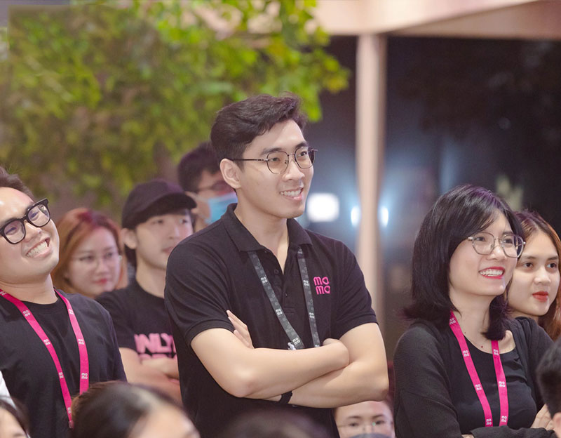 Mẫu đồng phục áo thun có cổ màu đen MoMo