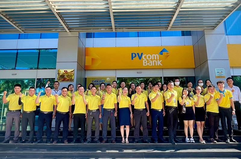 Áo polo là mẫu đồng phục Pvcombank thông dụng nhất