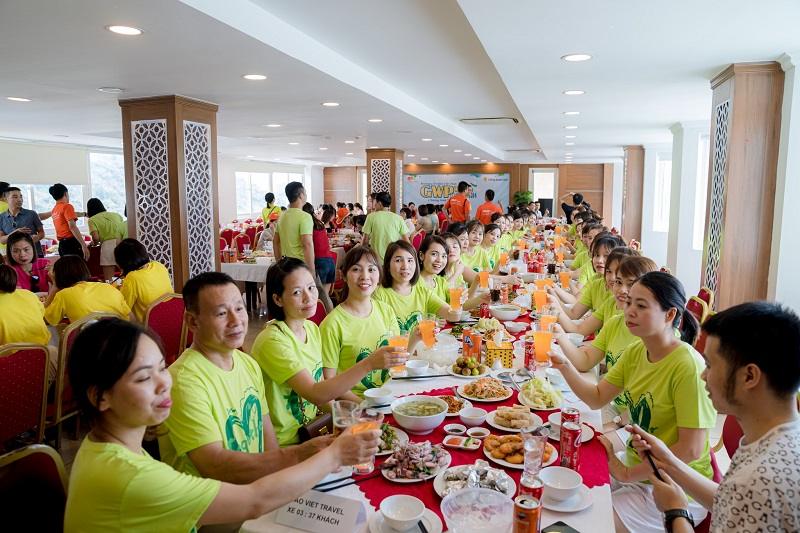 Đồng phục Yazaki đi team building đơn giản, năng động