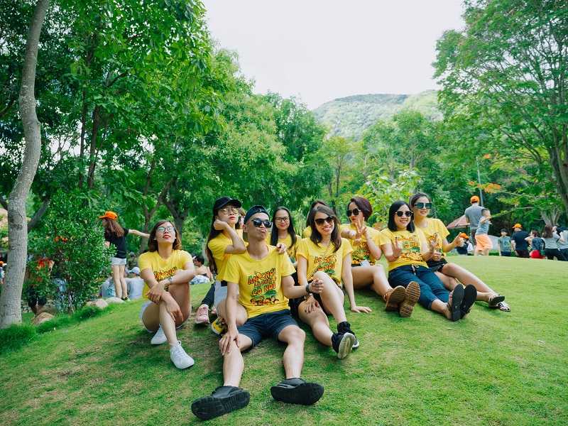 Áo thun cổ tròn là đồng phục CareerViet cho các hoạt động ngoài trời