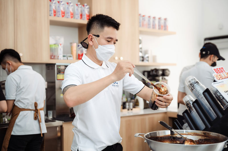 Áo thun có cổ đồng phục màu trắng Cing Hu Tang