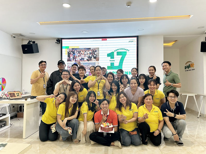 Đồng phục công ty People Link: Tinh tế trong từng thiết kế áo polo