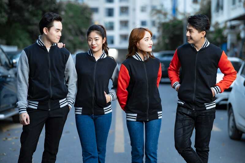 Đồng phục áo khoác nỉ màu đen có sự năng động, phá cách