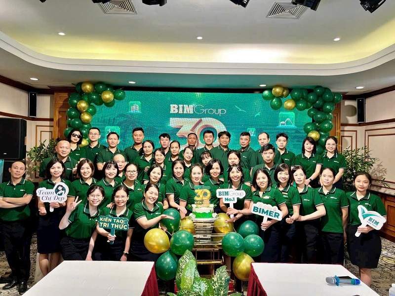 Áo polo đồng phục BIM Group màu xanh lá cây đặc trưng