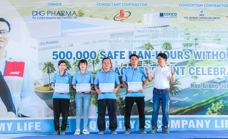 Áo polo đồng phục DHG Pharma màu sắc ấn tượng