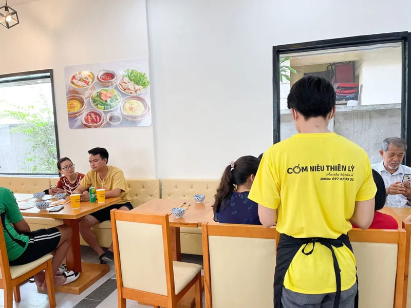 Đồng phục áo thun màu vàng Cơm Niêu Thiên Lý