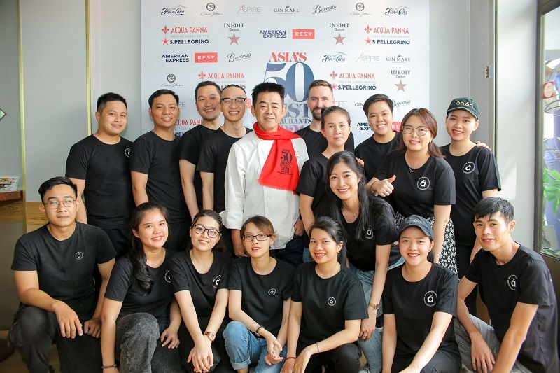 Áo thun đen đồng phục nhà hàng Anan Saigon năng động