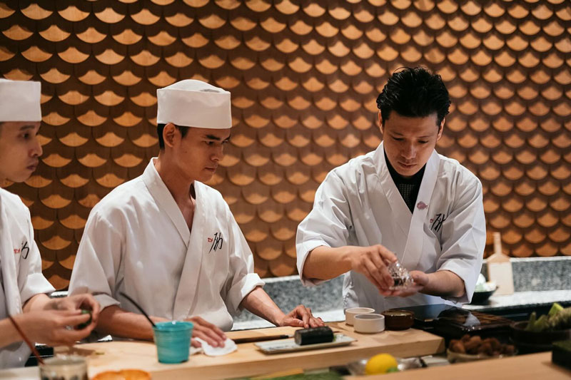 Mẫu đồng phục bếp Sushi Rei