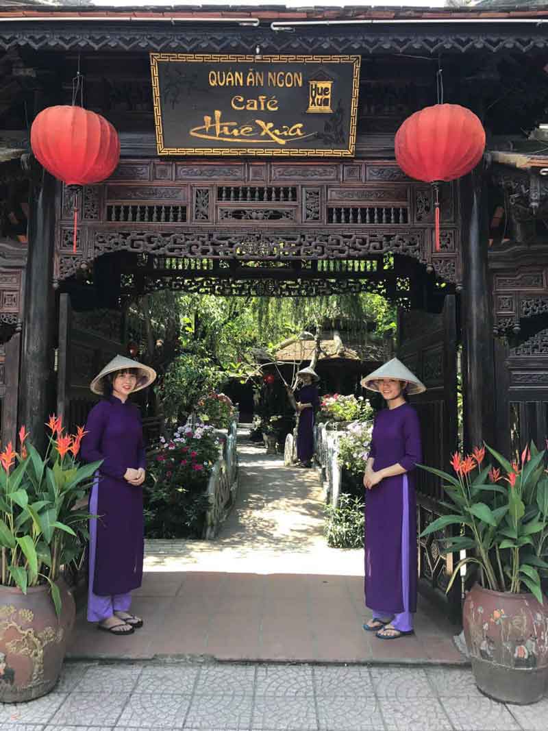 Đồng phục lễ tân áo dài truyền thống