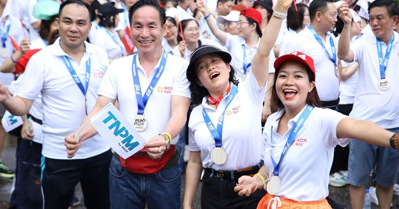 Đồng phục áo thun có cổ màu trắng ROX Holdings