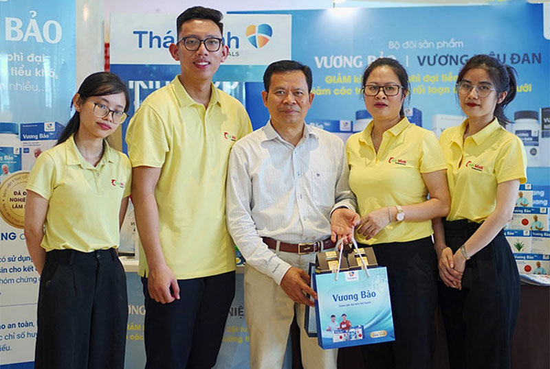 Đồng phục áo thun có cổ màu vàng Thái Minh Pharmaceuticals