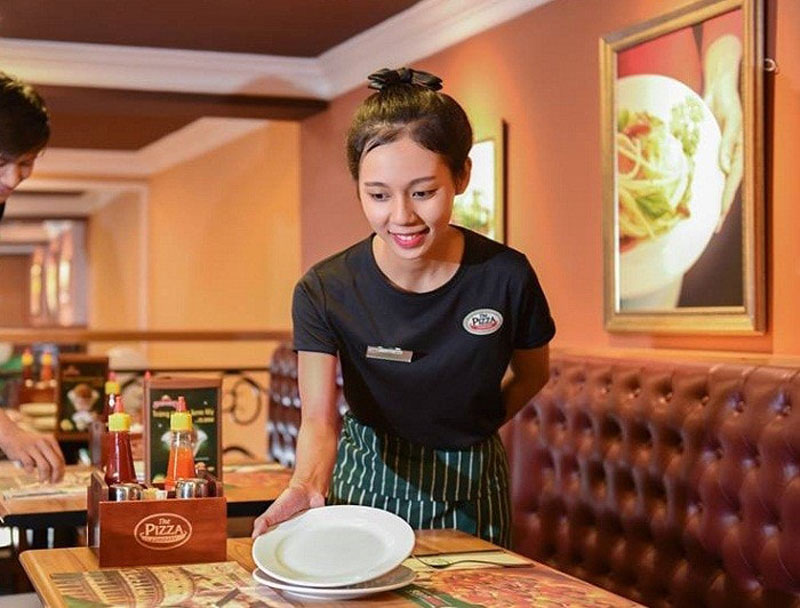 Ý nghĩa logo The Pizza Company trên đồng phục nhà hàng
