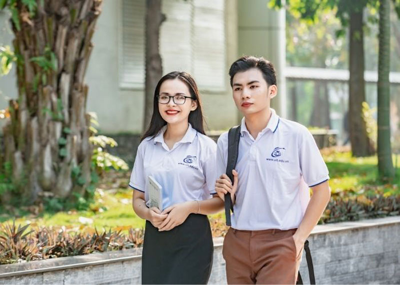 Áo thun có cổ sinh viên UIT