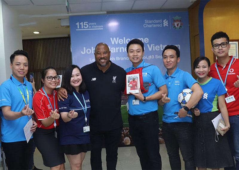 Áo thun có cổ đồng phục Standard Chartered