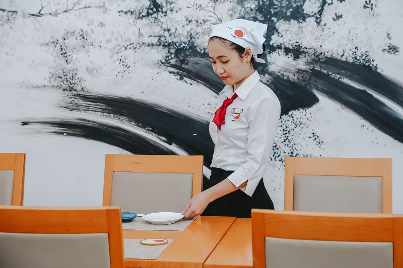 Đồng phục mũ cho nhân viên nữ nhà hàng Tokyo Deli