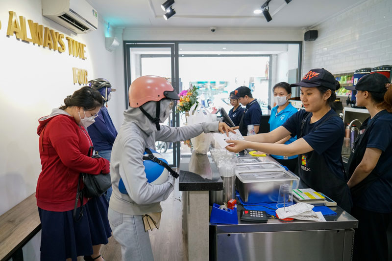 Áo thun cổ tròn màu đen Comebuy