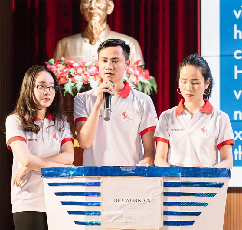 Áo thun có cổ màu trắng viền đỏ