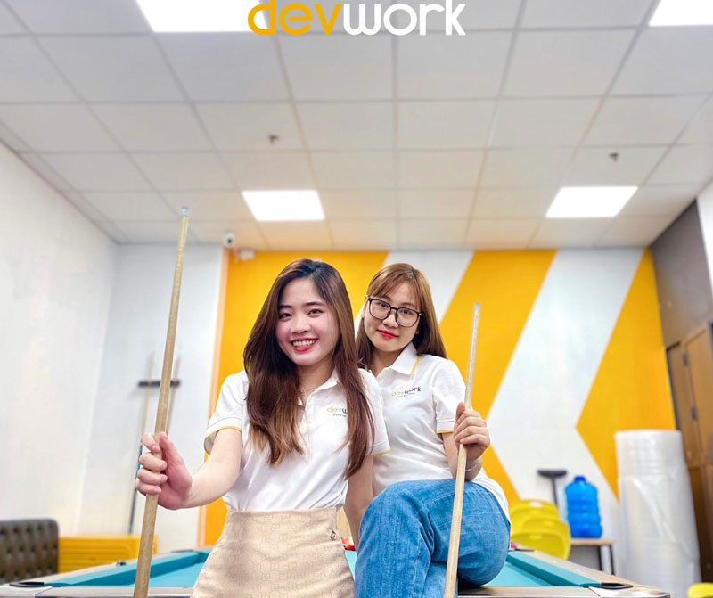 Áo thun có cổ màu trắng viền vàng