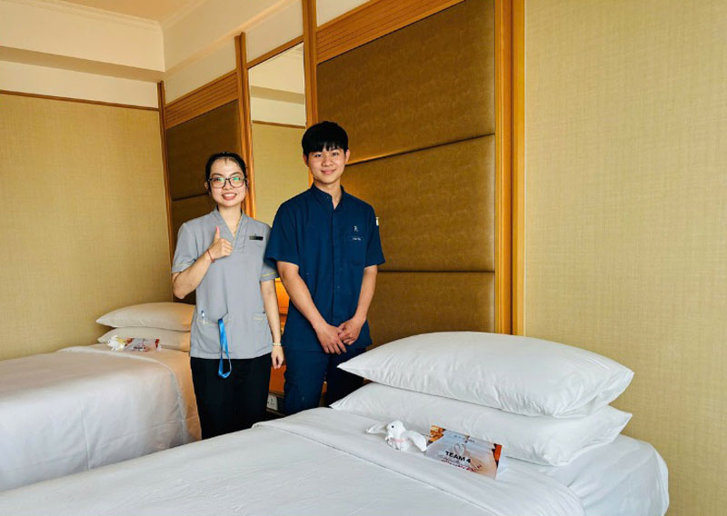 Đồng phục buồng phòng Renaissance Riverside Hotel Saigon