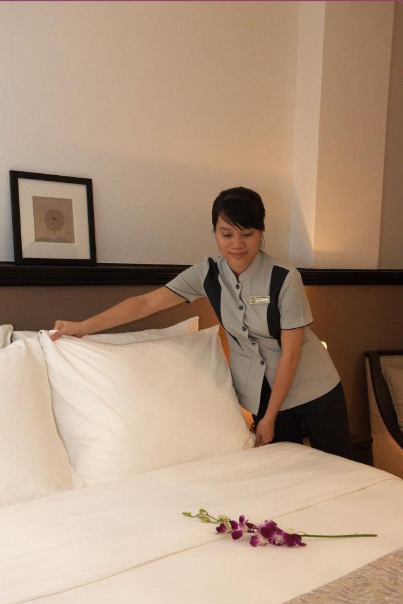 Top 3+ mẫu đồng phục khách sạn The Alcove Library Hotel sang trọng