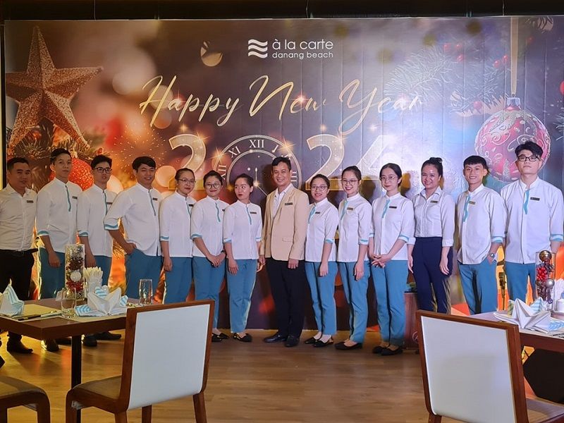 Đồng phục khách sạn A La Carte Da Nang Beach cổ tàu cho phục vụ