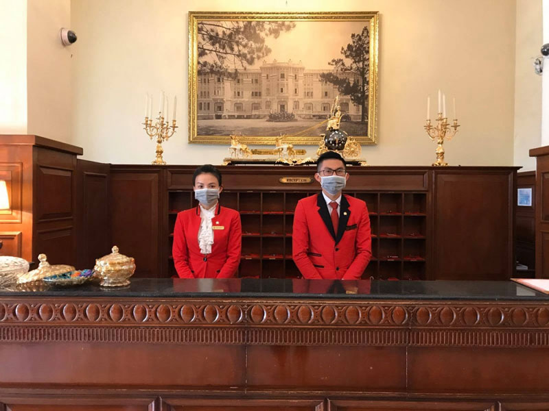 Đồng phục nhân viên lễ tân Dalat Palace