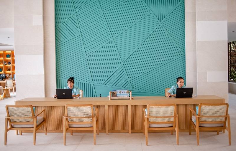 Đồng phục lễ tân khách sạn Mia Resort Nha Trang nhẹ nhàng, thanh lịch