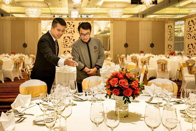 Mẫu đồng phục nhân viên phục vụ khách sạn InterContinental Hanoi Westlake