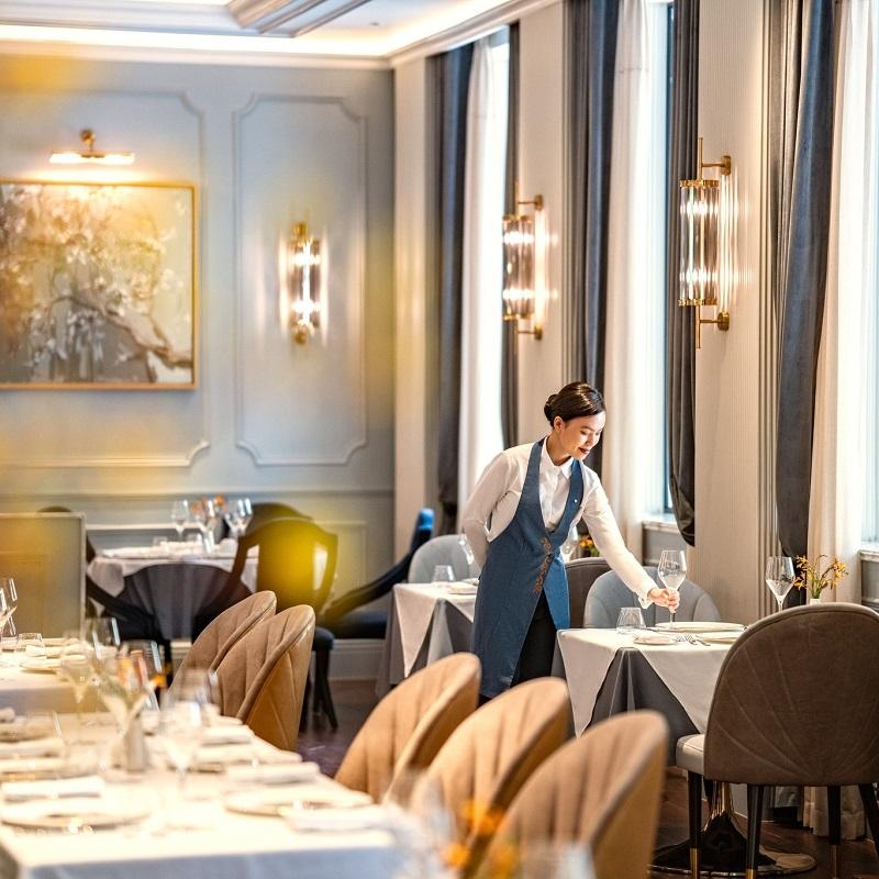 Đồng phục khách sạn Sofitel Legend Metropole cho nhân viên phục vụ