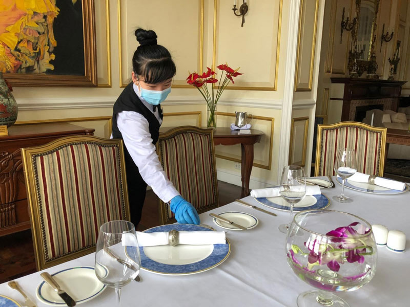 Trang phục nhân viên phục vụ Dalat Palace