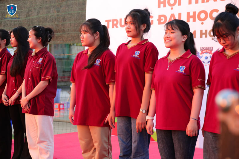 Áo thun có cổ màu đỏ NTTU