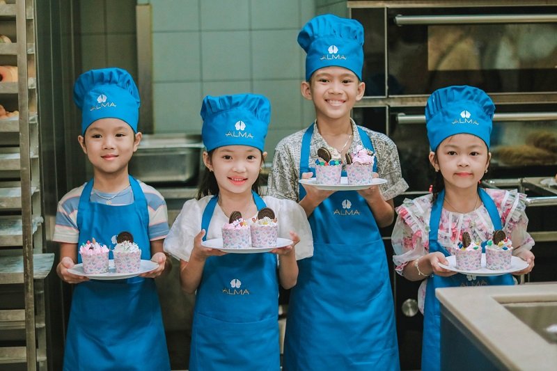 Tạp dề đồng phục khách sạn Alma Resort Cam Ranh có màu sắc tươi sáng