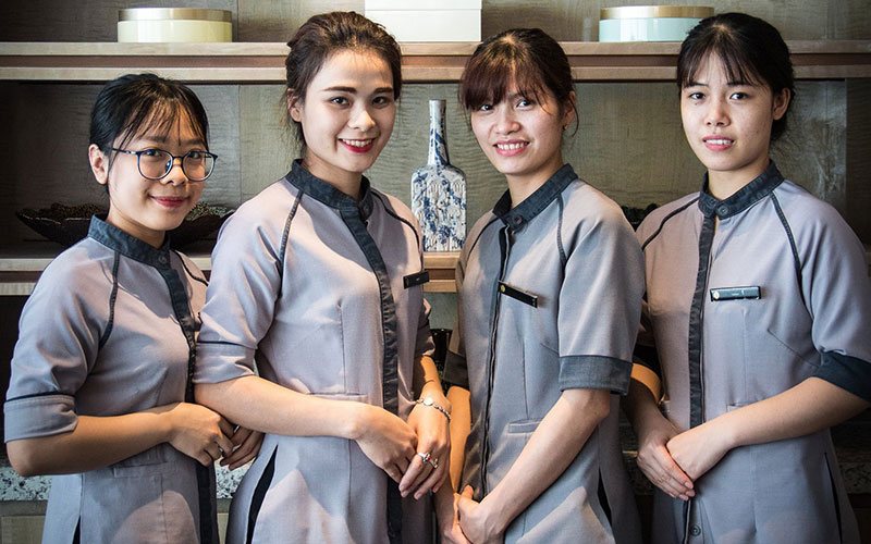 Đồng phục khách sạn InterContinental Danang Sun Peninsula Resort cho tạp vụ
