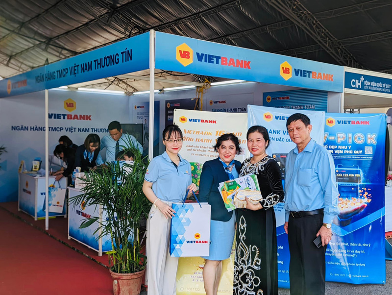 Đồng phục áo thun có cổ Vietbank