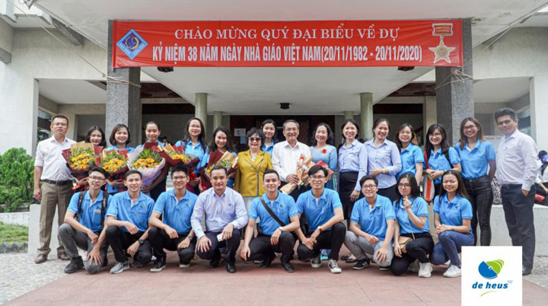 Đồng phục áo polo xanh da trời nhạt De Heus